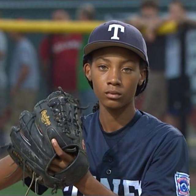 13-year-old girl Mo'Ne-Davis pitches team into Little League World Series