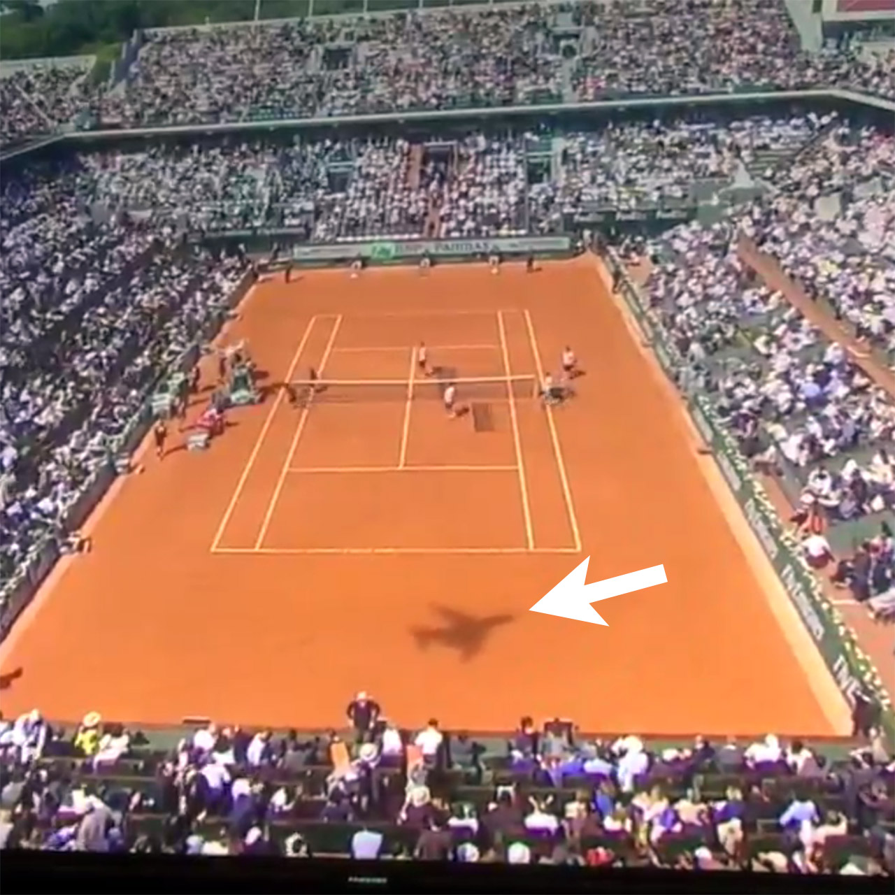 Backward flying plane appears during Serena Williams vs Sloane Stephens match at French Open