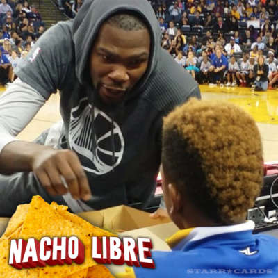 Nacho Libre: Kevin Durant snacks from fan's box at Warriors open practice